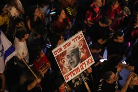 مظاهرات لأهالي الأسرى الإسرائيليين تندد بسياسة نتنياهو (رويترز)