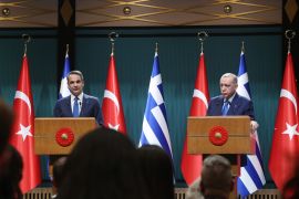 الرئيس التركي رجب طيب&nbsp;أردوغان &quot;يمين&quot; مع رئيس الوزراء اليوناني كيرياكوس ميتسوتاكيس (الأناضول)