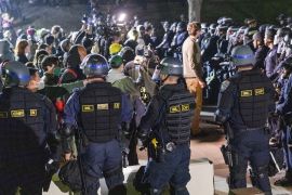 الشرطة الأمريكية تعتقل تحاوط طلبة متظاهرين في جامعة كاليفورنيا (الأناضول)