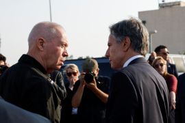وزير الخارجية الأمريكية بلينكن ووزير الدفاع غالانت في زيارة لمعبر كرم أبو سالم الحدودي مع قطاع غزة (رويترز)
