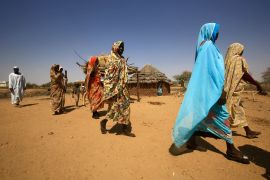 نساء من دارفور أثناء عودة السكان إلى إحدى القرى (الفرنسية)